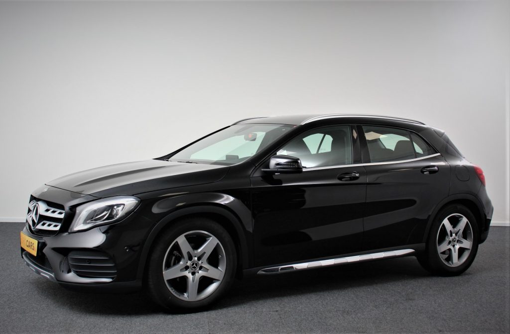 Mercedes Benz GLA zijkant zwart