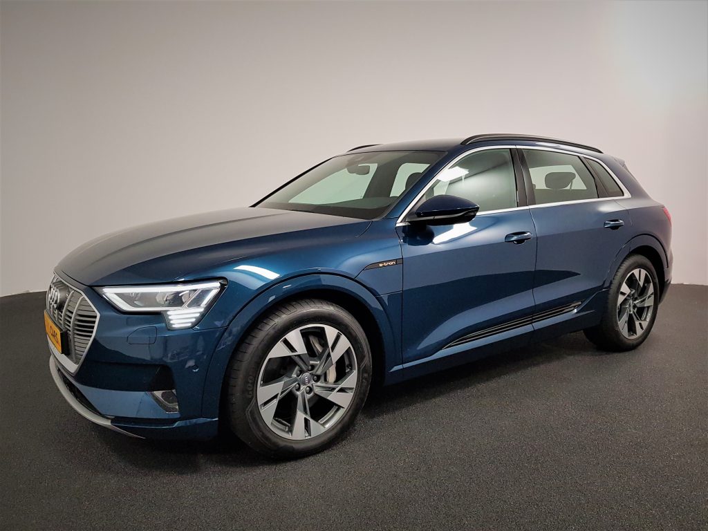 Audi E-tron blauw